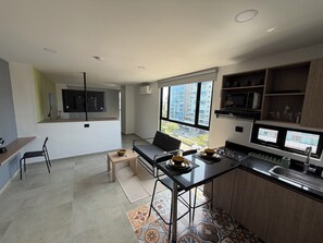 Basic Studio, City View | Living area