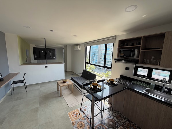 Basic Studio, City View | Living area | 32-inch Smart TV with digital channels - Coral Tower (Barranquilla)