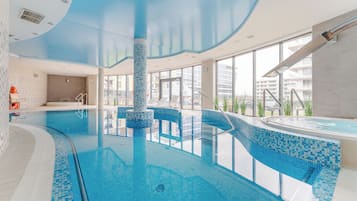 Una piscina cubierta (de 10:00 a 20:00), tumbonas