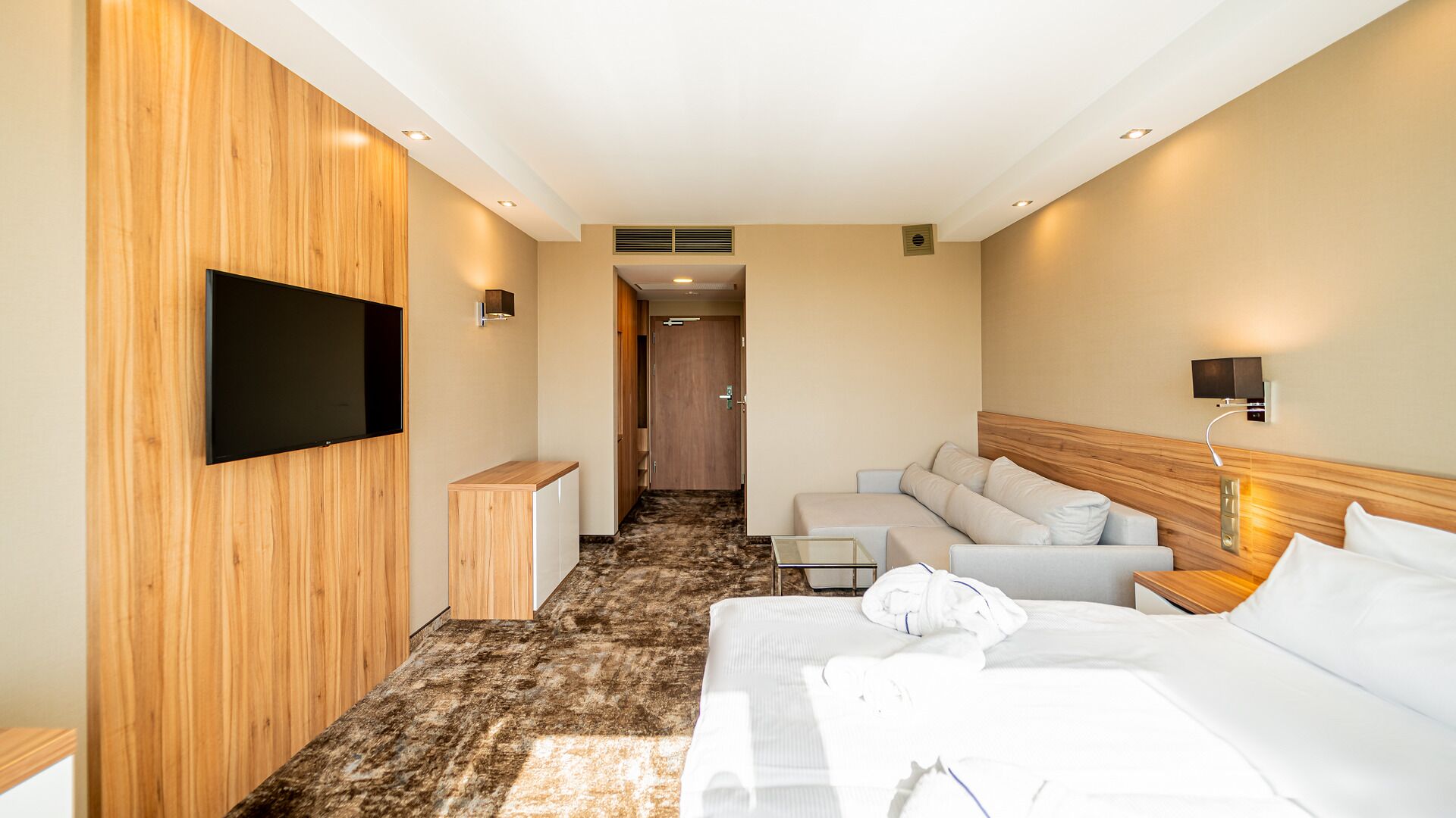 Dobbeltrom – superior | Skrivebord, skrivebord for bærbar PC og wi-fi (inkludert)