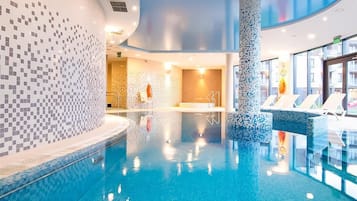 Indoor pool, sun loungers