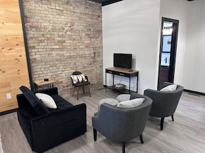 Smart TV - Modern & Cozy Downtown Retreat (Iron Mountain)