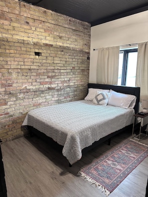 1 bedroom, iron/ironing board, free WiFi, bed sheets - Modern & Cozy Downtown Retreat (Iron Mountain)