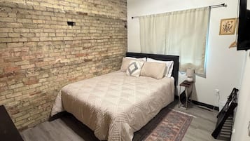 1 habitación, tabla de planchar con plancha, wifi gratis y ropa de cama