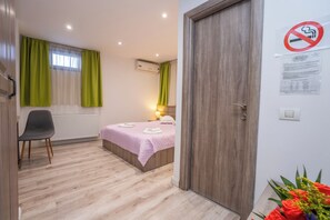 Habitación doble estándar | Ropa de cama de alta calidad y escritorio 