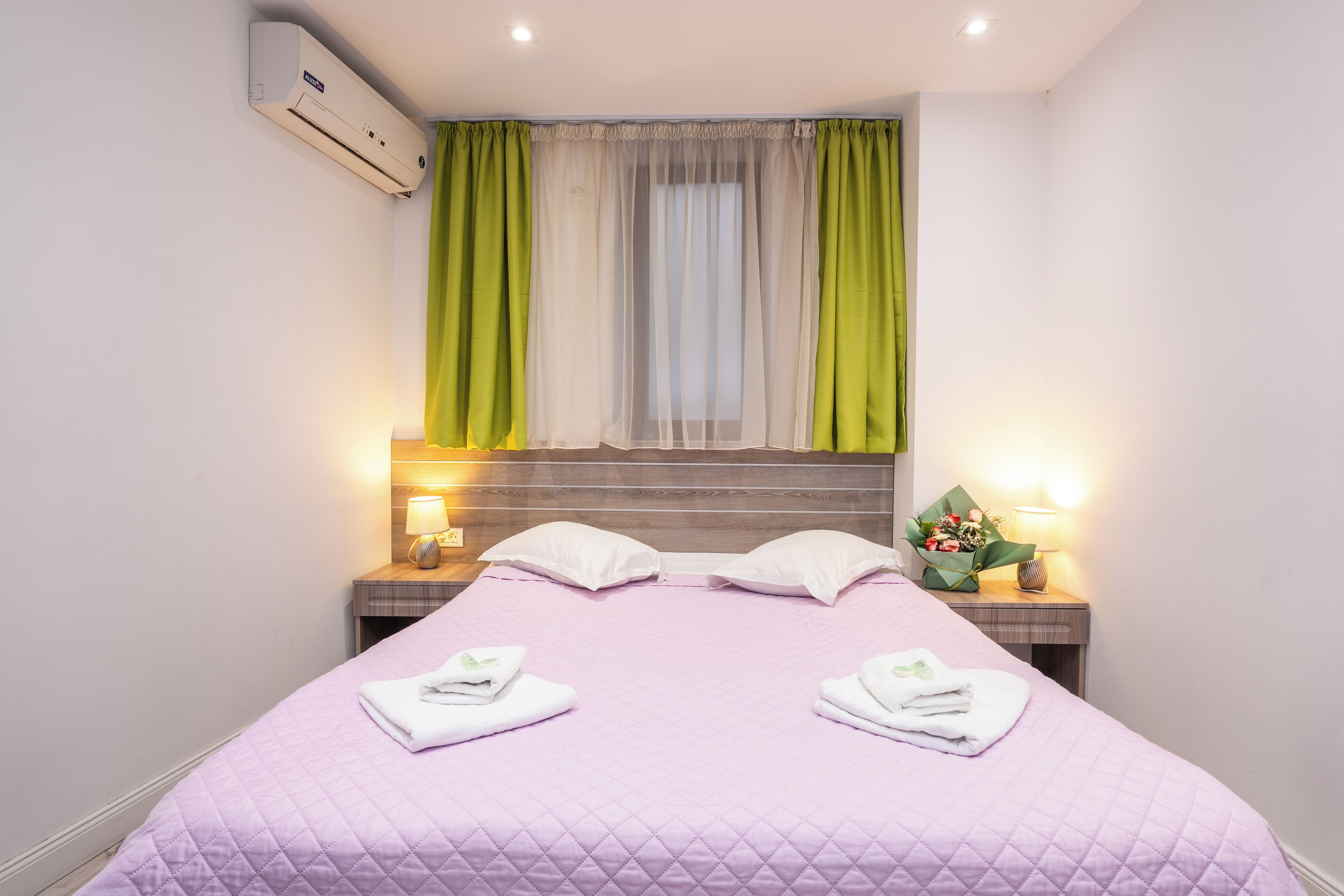 Habitación individual económica | Ropa de cama de alta calidad y escritorio 