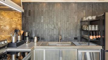 Frigorífico, horno, placa de cocina y lavavajillas