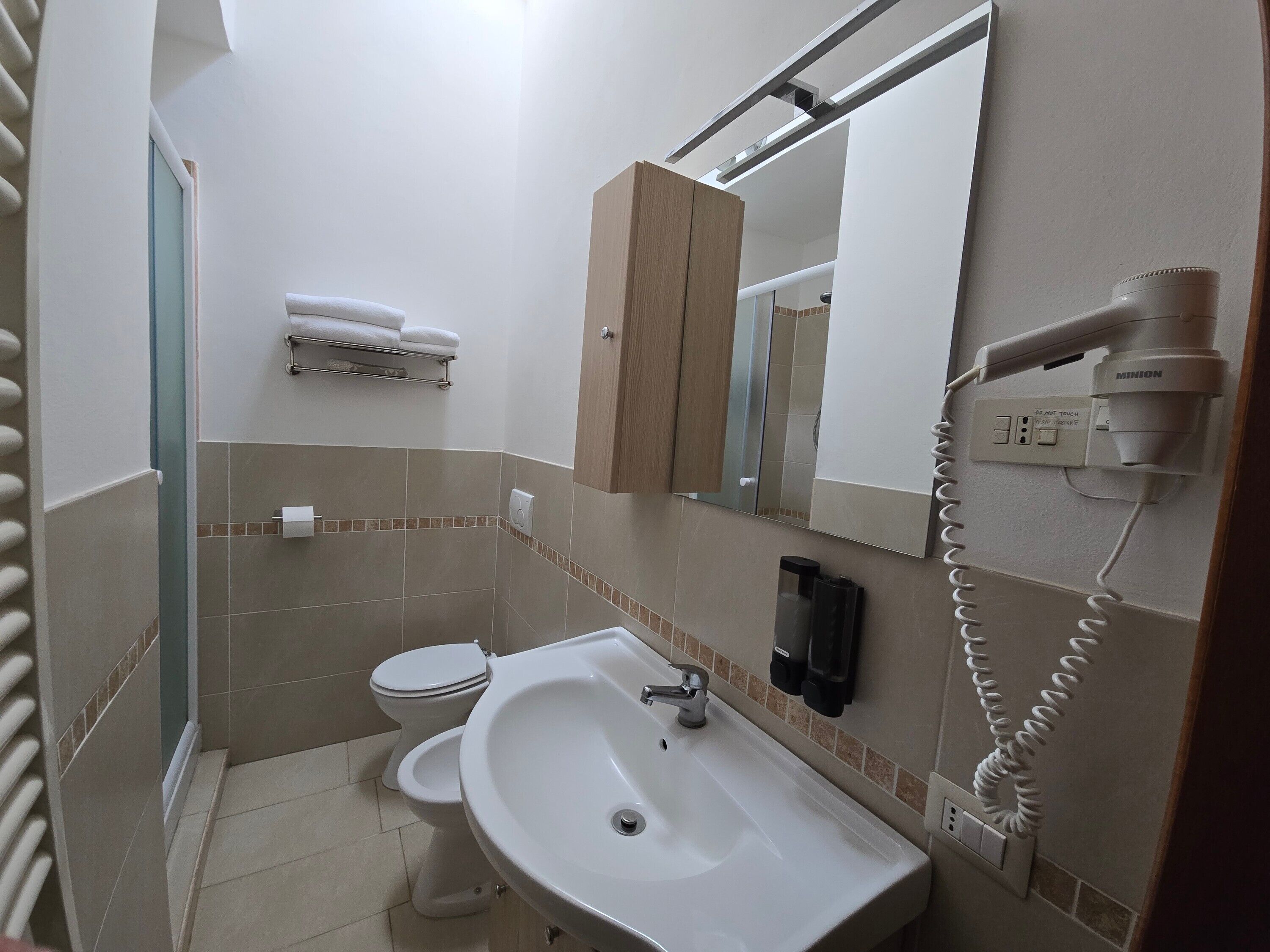 Dusche, Haartrockner, Handtücher