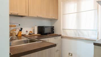 Kjøleskap, ovn, kokeplater og oppvaskmaskin