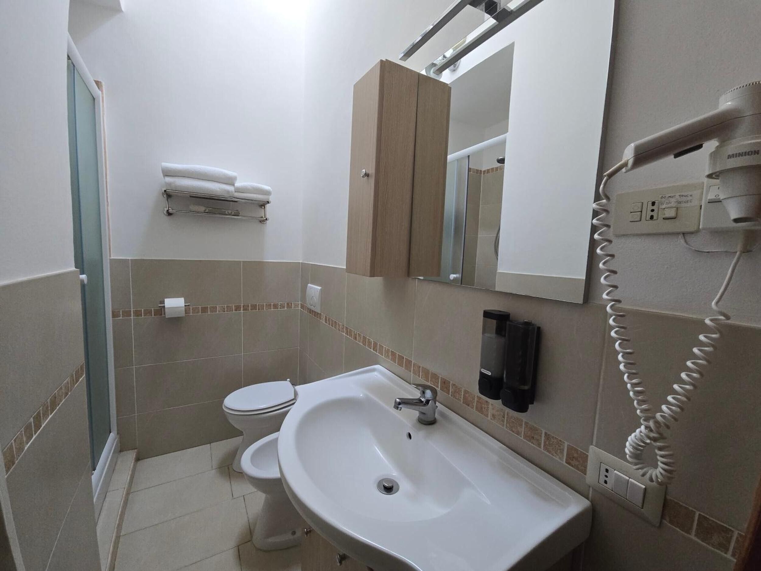 Een douche, een haardroger, handdoeken