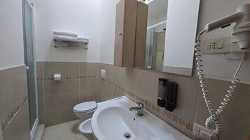 Een douche, een haardroger, handdoeken