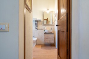 Suihku, hiustenkuivaaja, pyyhkeet