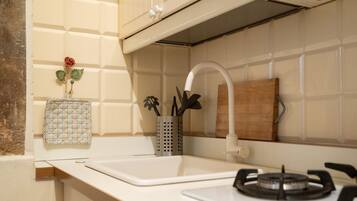 Kühlschrank, Mikrowelle, Herdplatte, Wasserkocher mit Kaffee-/Teezubehör