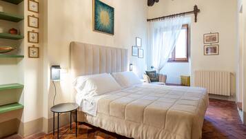 1 habitación, tabla de planchar con plancha, wifi y ropa de cama