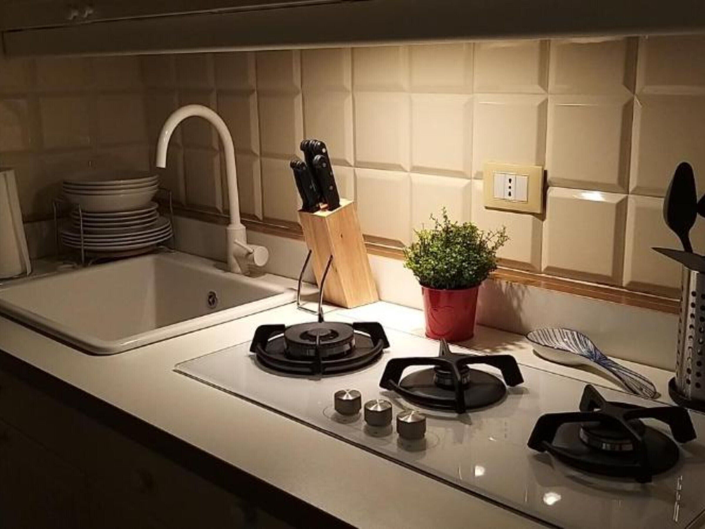 Kühlschrank, Mikrowelle, Herdplatte, Wasserkocher mit Kaffee-/Teezubehör