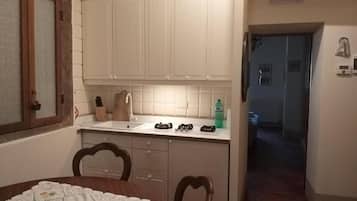 Kühlschrank, Mikrowelle, Herdplatte, Wasserkocher mit Kaffee-/Teezubehör