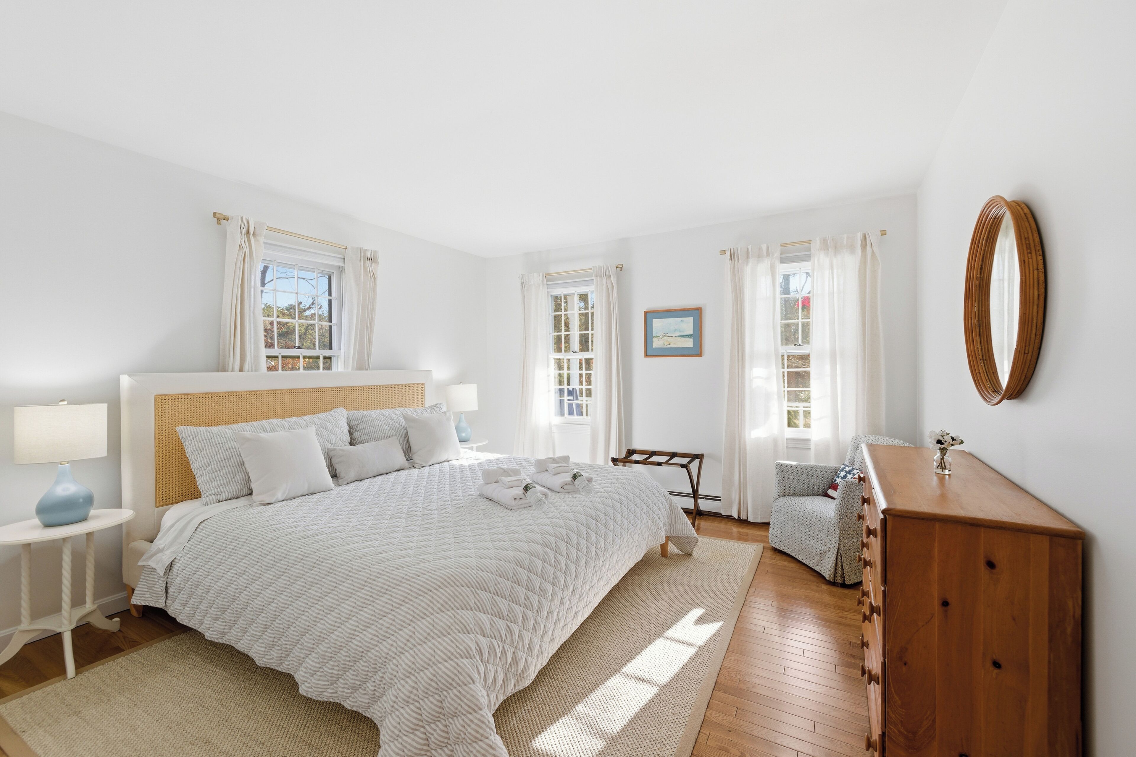4 habitaciones, tabla de planchar con plancha, wifi y ropa de cama 