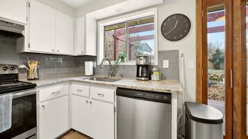 Comfort House, 3 Bedrooms, Pets allowed | Private kitchen