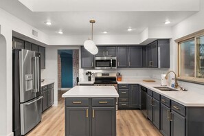 Jääkaappi, mikroaaltouuni, uuni, liesi