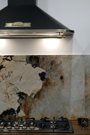 ثلاجة/مجمد بحجم كبير، ميكروويف، فرن، موقد طهي مسطح