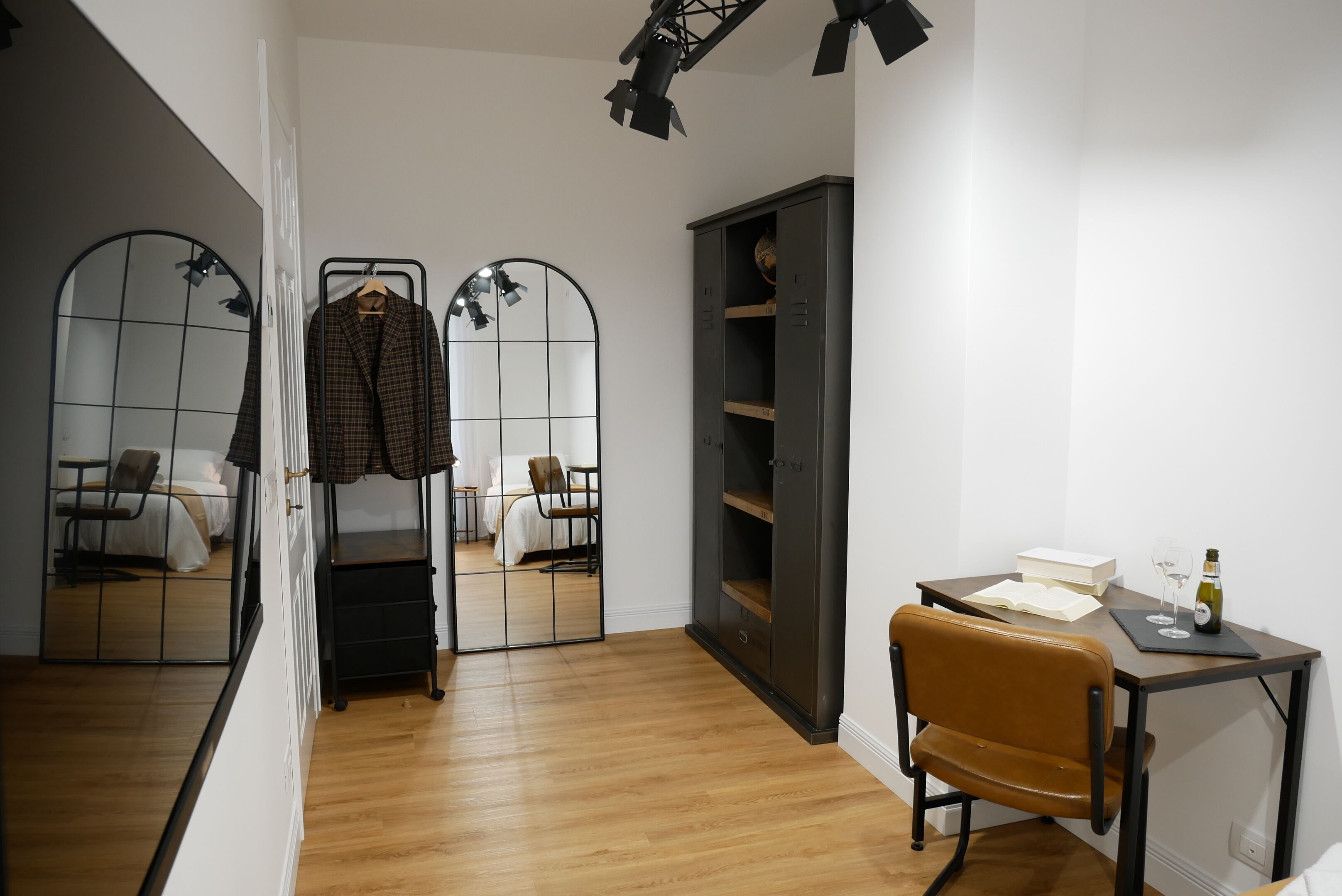 Design Single Room | In-room safe, desk, laptop workspace, blackout drapes