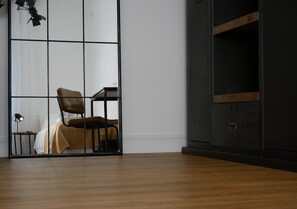 Design Μονόκλινο Δωμάτιο | Χρηματοκιβώτιο στο δωμάτιο, γραφείο, χώρος εργασίας για λάπτοπ 