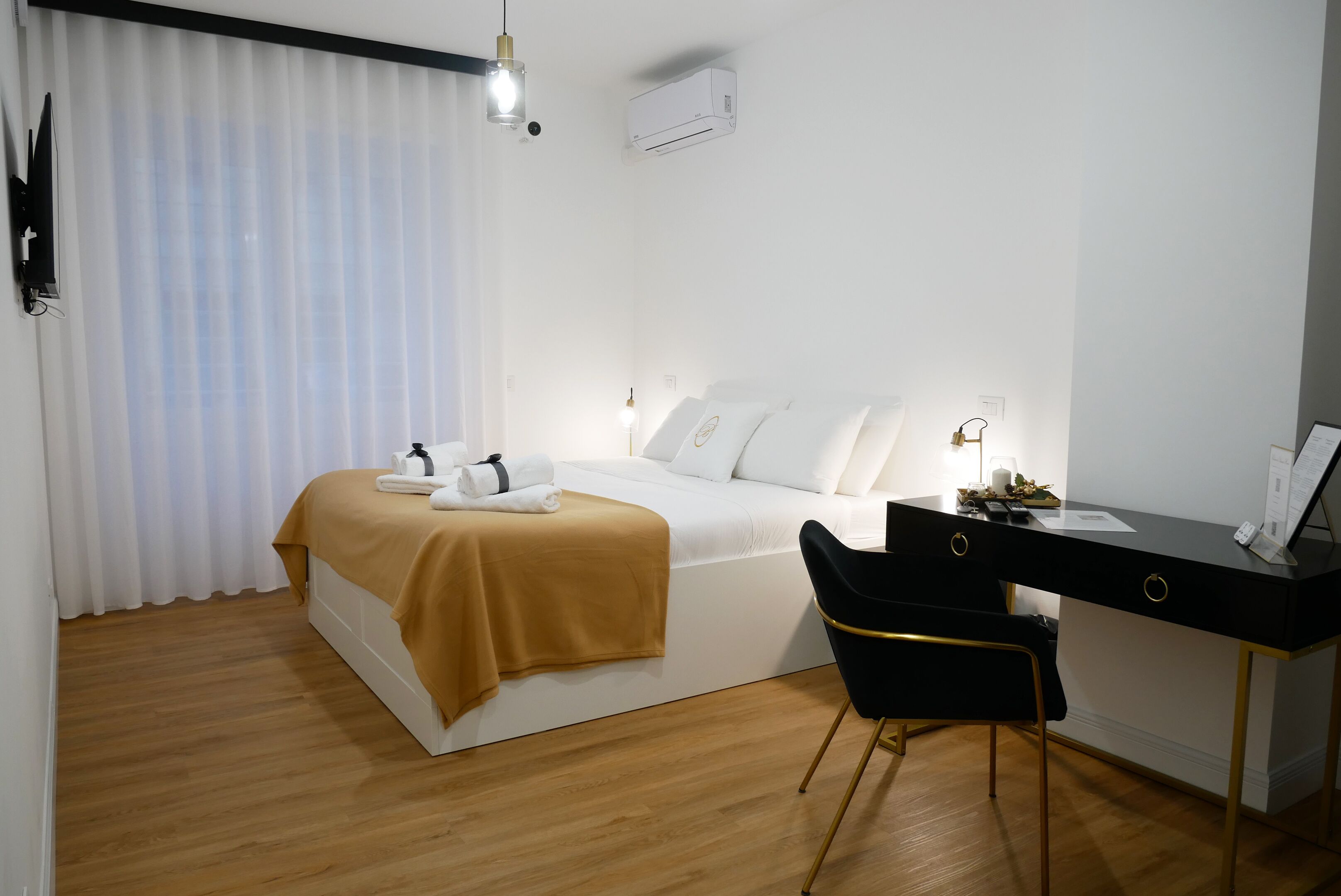 Classic Double Room | In-room safe, desk, laptop workspace, blackout drapes