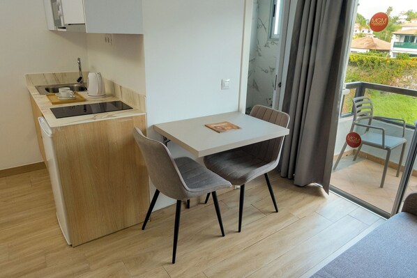 Peti sejuk, ketuhar gelombang mikro 