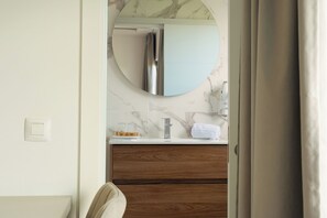 Secadora de cabello, jabón, shampoo, papel de baño 