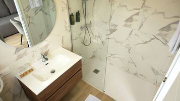 Secador de pelo, jabón, shampoo, papel higiénico