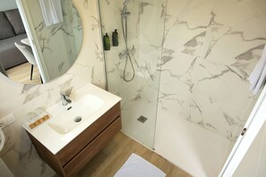 Secador de pelo, jabón, shampoo, papel higiénico