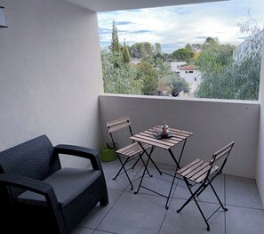 Outdoor dining - Modern apartment in Castelnau-le-Lez (Castelnau-le-Lez)