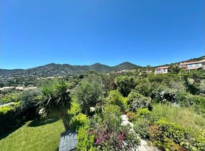 Property grounds - Bright accommodation with terrace and sea view (Théoule-sur-Mer)