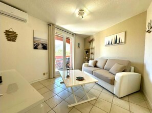 TV - Bright accommodation with terrace and sea view (Théoule-sur-Mer)