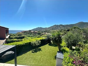 Property grounds - Bright accommodation with terrace and sea view (Théoule-sur-Mer)