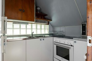 Refrigerador, horno, parrilla de estufa y cafetera y tetera 