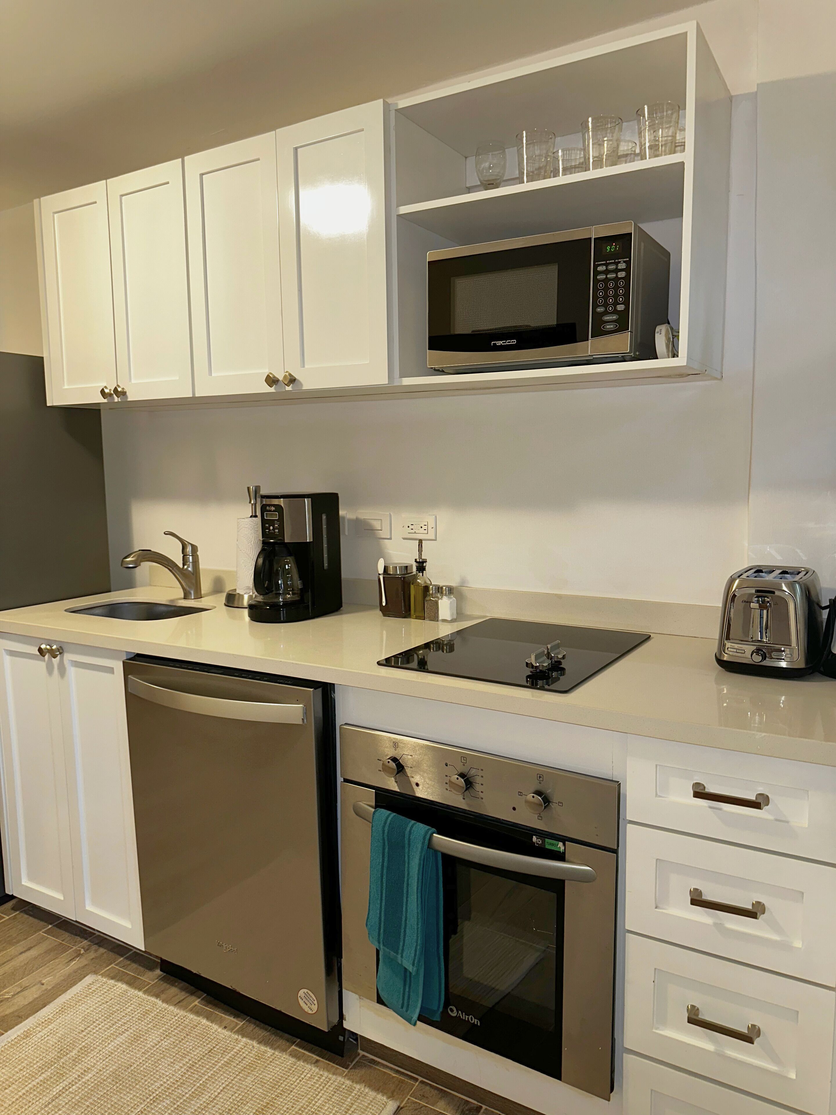 Mikrowelle, Ofen, Wasserkocher mit Kaffee-/Teezubehör, Toaster