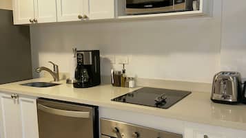 Micro-ondes, four, cafetiĂšre/bouilloire, grille-pain