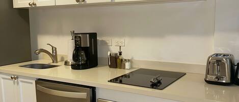 Microones, forn, cafetera i tetera i torradora