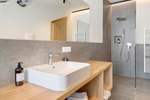 Shower, hair dryer, towels - Room 'Murrer Suite 308' with Mountain View, Shared Garden and Wi-Fi (Sarntal)