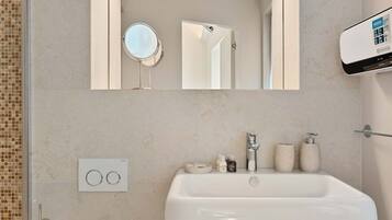 Douche, bidet, serviettes fournies, papier toilette