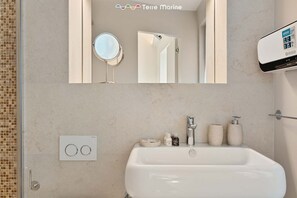 Dusj, bidé, håndklær og toalettpapir