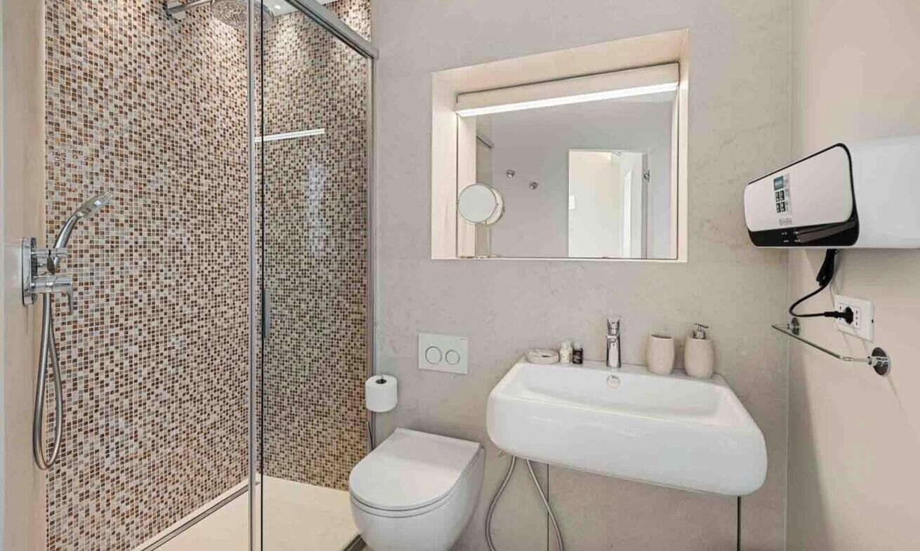 Dusche, Bidet, Handtücher, Toilettenpapier