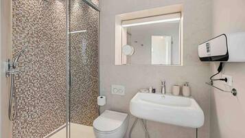 Dusche, Bidet, Handtücher, Toilettenpapier