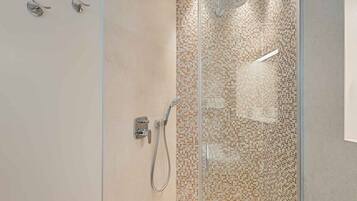 Doccia, bidet, asciugamani, carta igienica