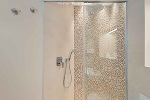 Doccia, bidet, asciugamani, carta igienica