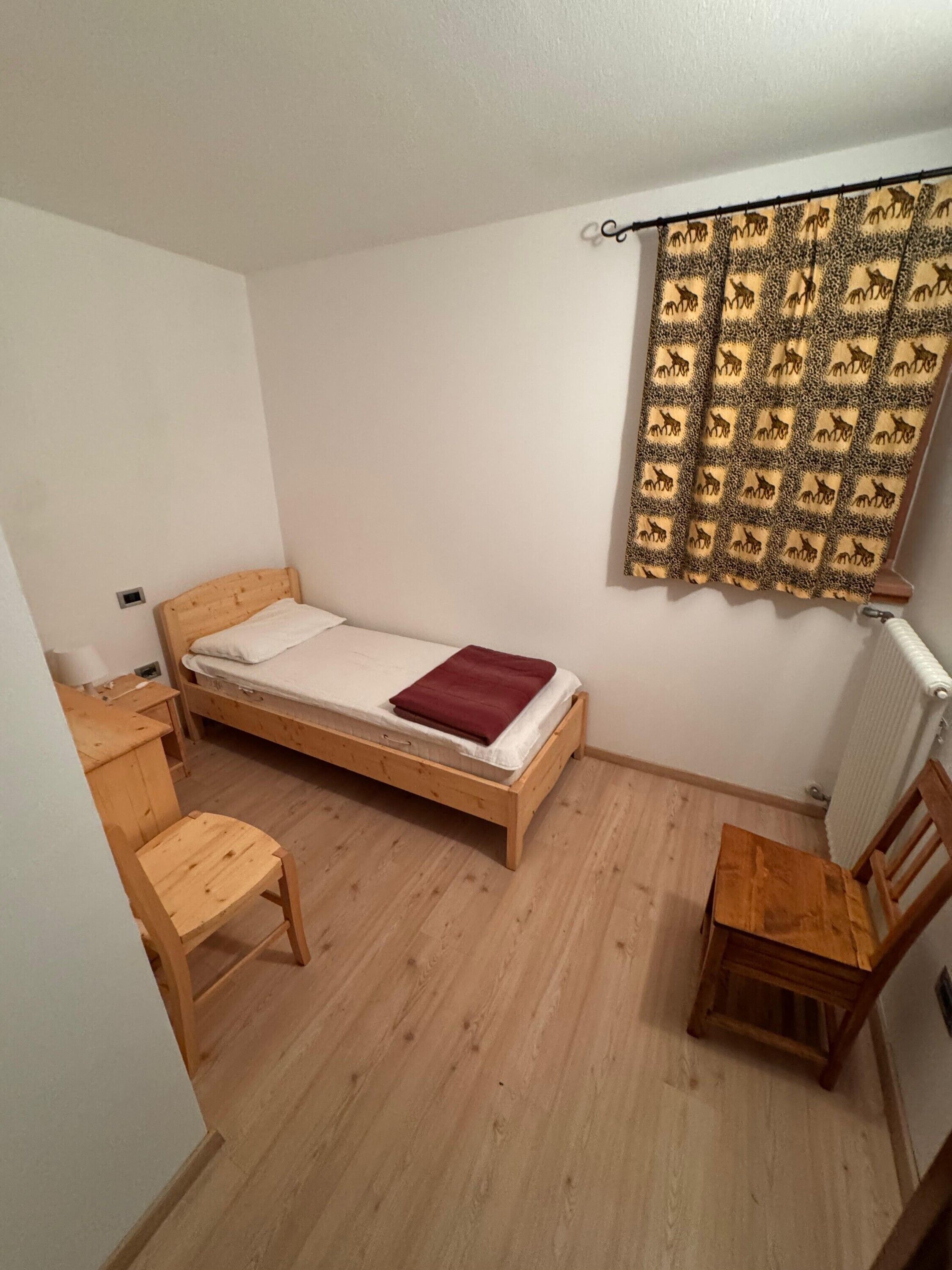 3 habitaciones, tabla de planchar con plancha, wifi y ropa de cama 