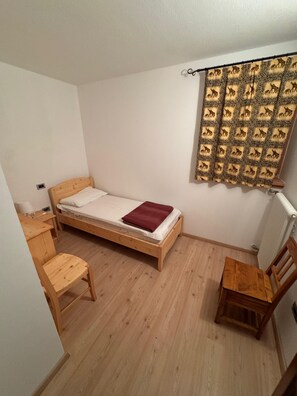 3 عدّة غرف نوم ومكواة/لوح كي وواي فاي وملاءات أسرّة