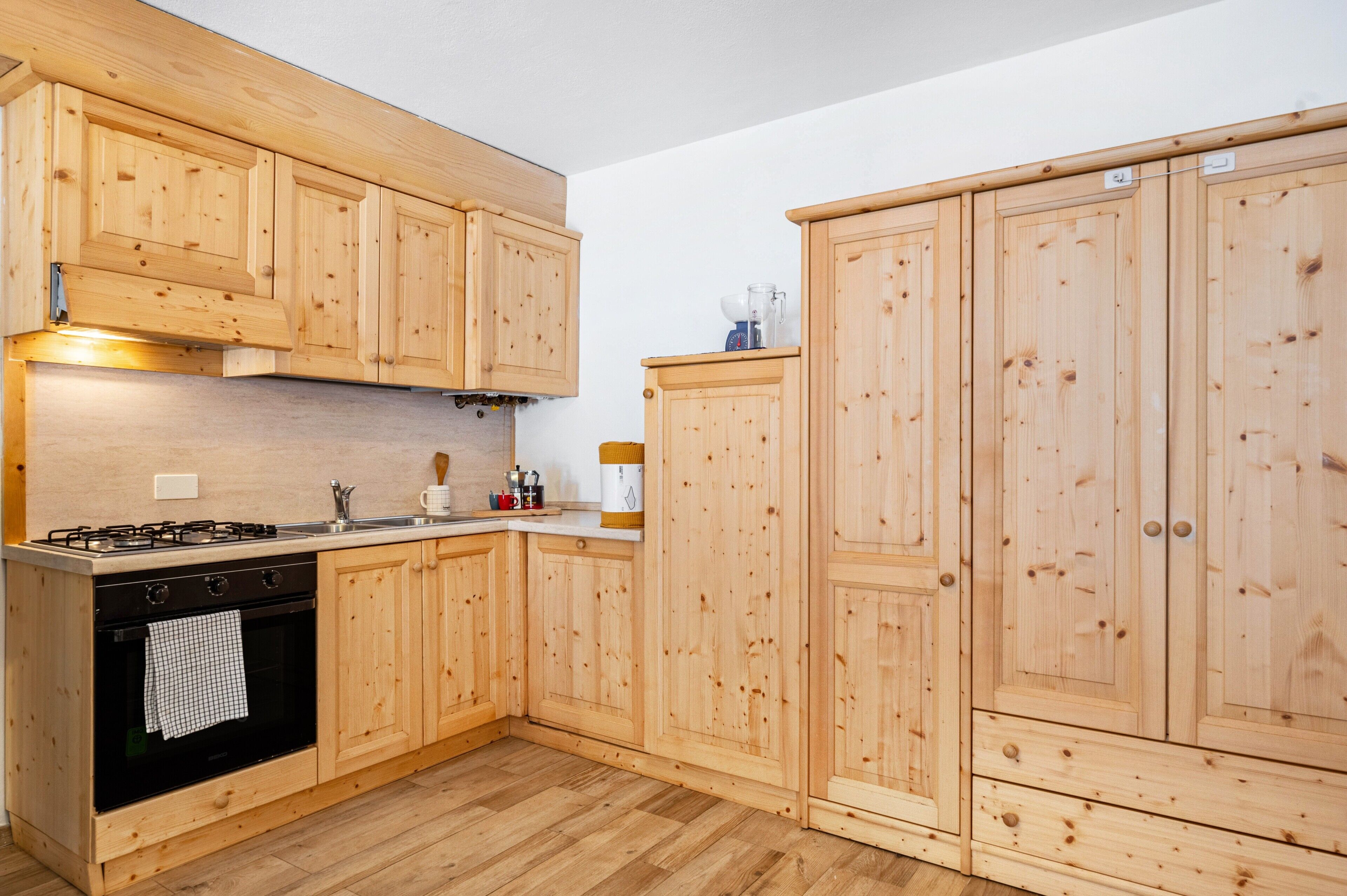 Réfrigérateur, four, plaque de cuisson, cafetière/bouilloire