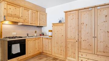 Réfrigérateur, four, plaque de cuisson, cafetiÚre/bouilloire